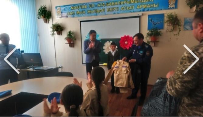 Пригород жалпы орта білім беретін мектебінде 8.11.2019 күні «31767» әскери бөлімі көпбалалы отбасынан шыққан оқушыға киім алып берді. Пригород жалпы орта білім беретін мектебінде 8.11.2019 күні «31767» әскери бөлімі көпбалалы отбасынан шыққан оқушыға киім алып берді.