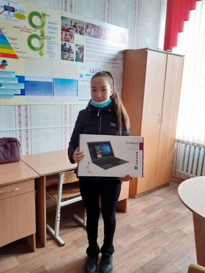Әлеуметтік  жағынан төмен отбасылардың балаларына ноутбуктер берілді