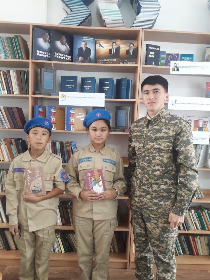 В рамках  проекта "Читающая школа", акция «Подари книгу школе» продолжается!